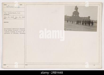 Amerikanische Militärs gehen von der Kaiser-Wilhelm-I-Statue zur Straße vor dem Denkmal in Coblenz. Dieses Foto wurde am 26. Februar 1919 während des Ersten Weltkriegs aufgenommen. Es ist Teil der Sammlung „Fotografien amerikanischer Militäraktivitäten während des Ersten Weltkriegs“. Stockfoto