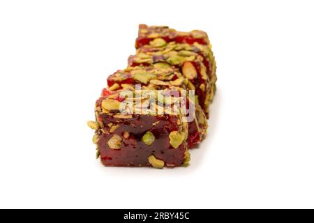 Süßes Brötchen mit Granatapfel und Pistazien, türkische Süßigkeiten. Türkischer rahat isoliert auf weißem Hintergrund. Stockfoto