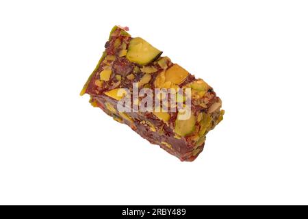 Süßes Brötchen mit Granatapfel und Pistazien, türkische Süßigkeiten. Türkischer rahat isoliert auf weißem Hintergrund. Stockfoto