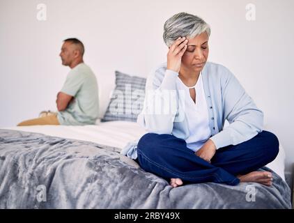 Wütend, Scheidung und ein älteres Ehepaar im Schlafzimmer für einen Streit, traurig und depressiv in der Ehe. Stress, psychische Gesundheit und eine ältere Frau mit Angst Stockfoto