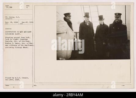 Das Foto zeigt die Secretaries of war and Navy, Josephus Daniels und Newton D. Baker, zusammen mit Offizieren der Mayflower, die die Siegesflotte betrachten. Das Bild wurde am 26. Dezember 1918 aufgenommen und am 28. Dezember 1918 empfangen. Es wurde vom M.I.D. genehmigt Zensieren und die Codenummer 32 zuweisen. Stockfoto