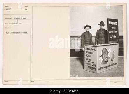 Ein Foto von einem US-Rekrutierungsposter von 1898. Das Poster ermutigt Männer, der US-Armee beizutreten, und verspricht Bildung, Karriereerfolg und die Möglichkeit, während des Lernens Punkte zu verdienen. Das Bild zeigt auch den Text "Fragen Sie den Sergeant - Er weiß es." Stockfoto