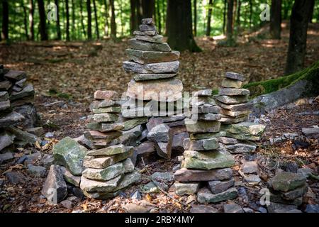 Kleine Steintürme im Wald auf der Ruhrhoehenweg-Strecke im Ardey-Gebirge bei Herdecke, Nordrhein-Westfalen, Deutschland. Steintuermchen Stockfoto