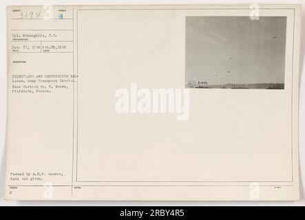 CPL. McLaughlin hat am 27. Dezember 1918 ein Foto aufgenommen. Das Bild zeigt ein Wasserflugzeug Nummer 10 und Beobachtungsballons. Diese wurden vom Army Transport Service in Base Section No. 5 in Brest, Pinistere, Frankreich während des 1. Weltkriegs verwendet Das Foto wurde vom A.E.P. Zensor genehmigt. Stockfoto