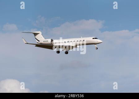 Gulfstream Aerospace G-V-SP Gulfstream G550 Business Jet N550DR im Finale am Flughafen London Stansted, Essex, Großbritannien. Gulfstream G550 bizjet Stockfoto