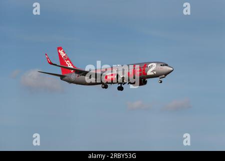 Jet2 Boeing 737 Flugzeug im Finale landen am Flughafen London Stansted, Essex, Großbritannien. Jet2.com Limited, britische Billigfluglinie für Freizeitreisende Stockfoto