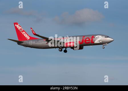 Jet2 Boeing 737 Flugzeug im Finale landen am Flughafen London Stansted, Essex, Großbritannien. Jet2.com Limited, britische Billigfluglinie für Freizeitreisende Stockfoto