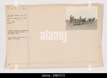 Abbildung 111-SC-11019 zeigt Studienoffiziere in der Ausbildung am Rockwell Aviation Field in San Diego, Kalifornien. Die Männer auf dem Foto wurden ursprünglich aus landwirtschaftlichen Hintergründen entworfen, um im Ersten Weltkrieg beim Militär zu dienen. Das Bild wurde von LT. E.N. aufgenommen Jackson vom Signal Reserve Corps am 30. April 1918. Stockfoto