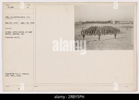 Soldaten, die an einer Übung in Camp Meade, Admiral, Maryland teilnahmen. Die Übung ist Teil ihrer Ausbildung an der Signal Corps School im Ersten Weltkrieg. Das Foto wurde von Sergeant J.L. gemacht McGarrigle am 23. Dezember 1918 und später beim Büro des Zensors. Stockfoto