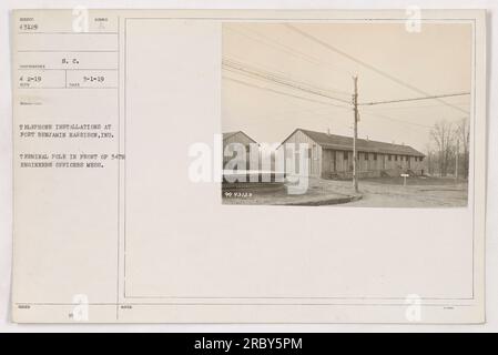 Telefoninstallationen in Fort Benjamin Harrison, Indiana, am 1. März 1919. Vor dem Chaos der 34. Ingenieure-Offiziere ist ein Anschlusspunkt zu sehen. Foto von LS. C. Samen mit der ausgestellten Nummer 43129. 9043/29 - Foto aus der Sammlung amerikanischer Militäraktivitäten während des Ersten Weltkriegs.' Stockfoto