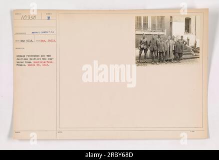 Deutsche Gefangene, gefangen von amerikanischen Soldaten in Menil-la-Tour, Frankreich, am 29. März 1918. Das Foto zeigt die gefangenen deutschen Soldaten neben den amerikanischen Soldaten, die sie festnahmen. Dieses Bild ist nummeriert als 111-SC-10350 aus der Sammlung „Fotos amerikanischer Militäraktivitäten während des Ersten Weltkriegs“. Stockfoto