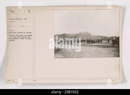 General Quillamat überprüft Artillerie- und Maschinengewehreinheiten während einer Artillerie-Prüfung in Griechenland. Das Foto zeigt französische Militärs, die die Überprüfung am Champ de Mars in Athen durchführen. Das Bild zeigt die Präsenz von Kriegsaktivitäten in Griechenland während des Ersten Weltkriegs. Stockfoto