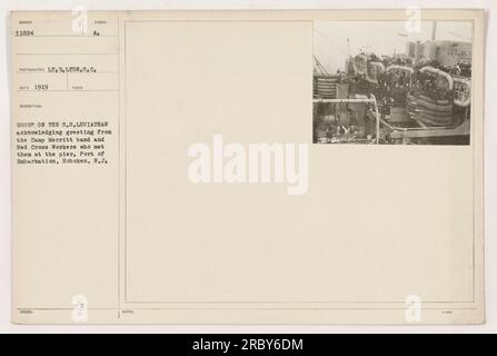 Gruppe auf der S.S. Leviathan begrüßt die Band von Camp Merritt und die Arbeiter des Roten Kreuzes bei ihrer Ankunft im Hafen von Embardierung, Hoboken, New Jersey Das Foto wurde 1919 von LT. G. Lyon aufgenommen. Stockfoto