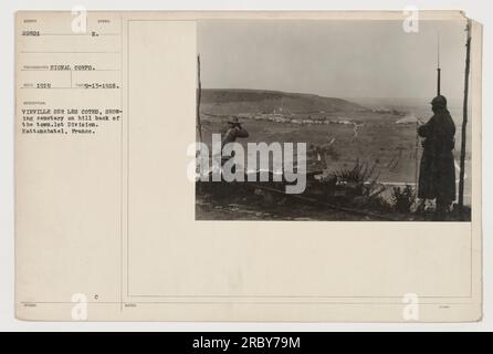 Das Bild zeigt den Friedhof auf einem Hügel in Vieville sur les Cotes, Eattonchatel, Frankreich. Das Foto wurde 1919 aufgenommen und ist Teil der Sammlung amerikanischer Militäraktivitäten während des Ersten Weltkriegs Stockfoto