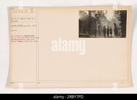 Soldaten der 2. Engineers Division werden am 12. April 1918 beim Tarnen eines neuen Bürogebäudes im Hauptquartier, 26. Division, Boucq, Frankreich, gesehen. Das Foto wurde von LT. E. H. Cooper vom Signal Reserve Corps aufgenommen. Stockfoto