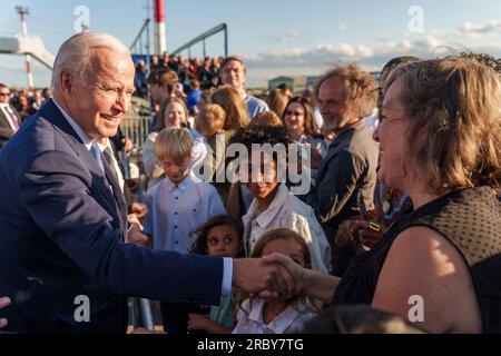 Vilnius, Litauen. 10. Juli 2023. US-Präsident Joe Biden, Left, schüttelt die Hand mit litauischen Bürgern, die ihn bei seiner Ankunft am Internationalen Flughafen Vilnius am 10. Juli 2023 in Vilnius, Litauen, begrüßen. Kredit: Adam Schultz/White House Photo/Alamy Live News Stockfoto