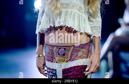 Berlin, Deutschland. 11. Juli 2023. Jenny Elvers trägt während der Berliner Modewoche in der Verdi Music Hall ein Bauchhemd bei WE.4.Fashion Day. Kredit: Britta Pedersen/dpa/Alamy Live News Stockfoto