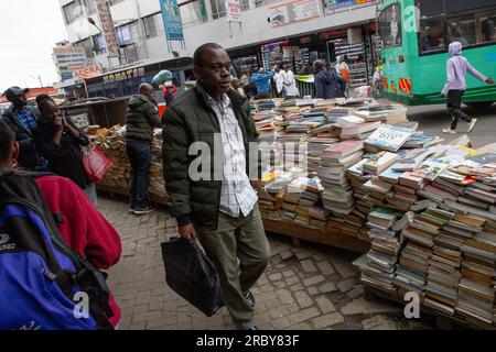 NAIROBI, KENIA - 04. JULI 2023: Fußgänger gehen vorbei an den geschäftigen Händlern, die Waren und Dienstleistungen durch die Straßen des Central Business District ( Stockfoto