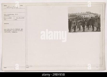 Generalmajor Jos. T. Dickman und General Mangin überprüfen Truppen in Coblents. Foto aufgenommen am 1. März 1919. Sgt. 8. McAuley hat das Bild aufgenommen und es wurde am 20. Dezember 1918 herausgegeben. Stockfoto