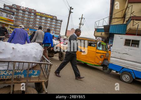 NAIROBI, KENIA - 04. JULI 2023: Fußgänger gehen vorbei an den geschäftigen Händlern, die Waren und Dienstleistungen durch die Straßen des Central Business District ( Stockfoto