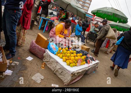 NAIROBI, KENIA - 04. JULI 2023: Fußgänger gehen vorbei an den geschäftigen Händlern, die Waren und Dienstleistungen durch die Straßen des Central Business District ( Stockfoto