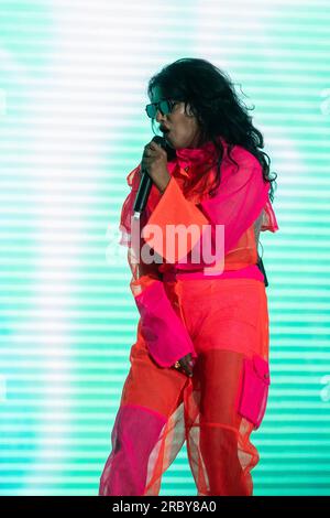 Madrid, Spanien. 8. Juli 2023. M.I.A., unter dem Namen Maya Arulpragasam, britische Rapperin und Sängerin, tritt am dritten Tag des Mad Cool 2023 Festivals in Villaverde, Madrid auf. Ihre Musik kombiniert Elemente aus alternativen, Dance-, elektronischen, Hip-Hop- und Weltmusik mit elektronischen Instrumenten und Mustern. (Kreditbild: © Guillermo Gutierrez Carrascal/SOPA Images via ZUMA Press Wire) NUR REDAKTIONELLE VERWENDUNG! Nicht für den kommerziellen GEBRAUCH! Stockfoto