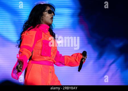 Madrid, Spanien. 8. Juli 2023. M.I.A., unter dem Namen Maya Arulpragasam, britische Rapperin und Sängerin, tritt am dritten Tag des Mad Cool 2023 Festivals in Villaverde, Madrid auf. Ihre Musik kombiniert Elemente aus alternativen, Dance-, elektronischen, Hip-Hop- und Weltmusik mit elektronischen Instrumenten und Mustern. (Kreditbild: © Guillermo Gutierrez Carrascal/SOPA Images via ZUMA Press Wire) NUR REDAKTIONELLE VERWENDUNG! Nicht für den kommerziellen GEBRAUCH! Stockfoto