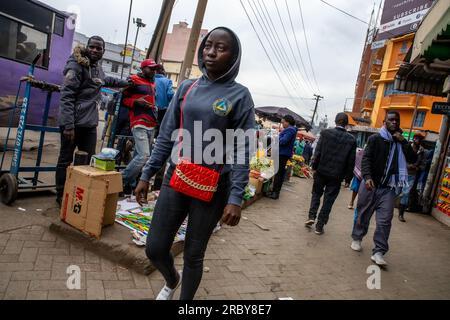 NAIROBI, KENIA – 04. JULI 2023: Straßenhändler verkaufen Straßenspeisen an Fußgänger, die auf dem Weg zu ihrem Arbeitsplatz an den Straßen des Central Business District (CBC) sind. Stockfoto