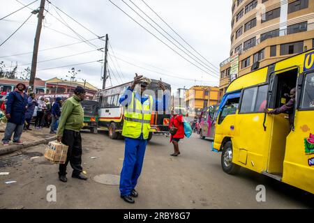 NAIROBI, KENIA - 04. JULI 2023: Ein Verkehrspolizist übernimmt die Kontrolle über Autofahrer durch den Stau im zentralen Geschäftsviertel Stockfoto