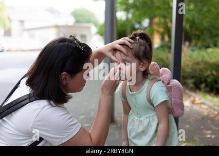 Mutter und Tochter sehen sich an und weinen auf der Straße Stockfoto