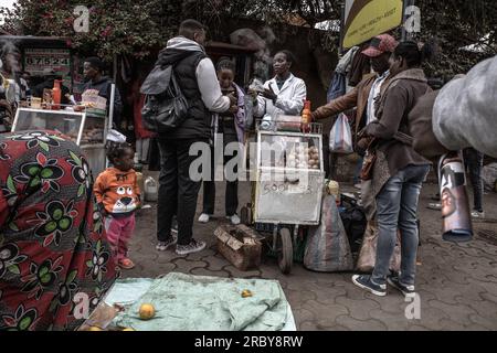 NAIROBI, KENIA – 04. JULI 2023: Straßenhändler verkaufen Straßenspeisen an Fußgänger, die auf dem Weg zu ihrem Arbeitsplatz an den Straßen des Central Business District (CBC) sind. Stockfoto