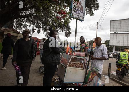 NAIROBI, KENIA – 04. JULI 2023: Straßenhändler verkaufen Straßenspeisen an Fußgänger, die auf dem Weg zu ihrem Arbeitsplatz an den Straßen des Central Business District (CBC) sind. Stockfoto