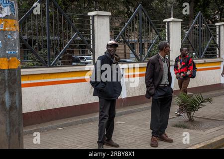 NAIROBI, KENIA – 04. JULI 2023: Straßenhändler verkaufen Straßenspeisen an Fußgänger, die auf dem Weg zu ihrem Arbeitsplatz an den Straßen des Central Business District (CBC) sind. Stockfoto