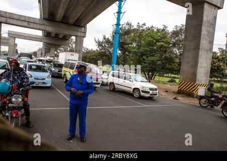 NAIROBI, KENIA - 04. JULI 2023: Ein Verkehrspolizist übernimmt die Kontrolle über Autofahrer durch den Stau im zentralen Geschäftsviertel Stockfoto