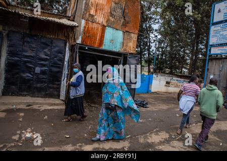 NAIROBI, KENIA - 04. JULI 2023: Die Bewohner der Slums von Kibera gehen an den Straßen vorbei. In dieser Serie wird der Alltag in den Straßen von Nairobi festgehalten Stockfoto