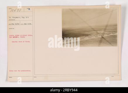 Blick aus der Vogelperspektive auf Kelly Field, San Antonio, Texas. Dieses Foto wurde im Mai 1918 von LT. Kingmore vom Signalkorps aufgenommen. Es bietet eine allgemeine Ansicht des Feldes. Bitte beachten Sie, dass dieses Bild nicht zur Veröffentlichung bestimmt ist. Stockfoto