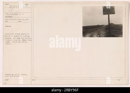 Straßenschilder warnen Fahrer vor sich nähernden Landungsflugzeugen. Aufgenommen am 21. Dezember 1918 in Pemicourt, Marne, Frankreich. Das Schild befindet sich in der Nähe der 1. Army Air Service Pursuit Group #1, Nachtbasis der 185. Staffel. Das Foto wurde am 12. November 1918 von Pvt. T.R. Shaw, S.C. 31509. Genehmigt von A.E.F. Zensor ohne Angabe eines bestimmten Datums. Beschriftungsnotizen: "Autos achten auf Landungen." Stockfoto