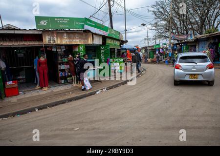 NAIROBI, KENIA - 04. JULI 2023: Die Bewohner gehen an den geschäftigen Händlern vorbei, die Waren an den Straßen der Slums von Kibera verkaufen. Diese Serie erfasst die täglichen l Stockfoto