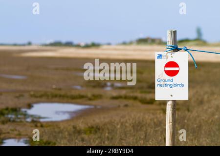 RSPB-Warnschild und Seilbarriere zum Schutz von Brutvögeln am Snettisham Beach UK Stockfoto