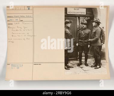 Brigadegeneral Charles A. Doyen, USA Marinekorps-Befehlshaber des Basislagers Nr. 1 in St. Nazaire, Frankreich, ist zusammen mit seinen Mitarbeitern auf diesem Foto vom 7. Februar 1918 abgebildet. Das Foto wurde vom Kriegsministerium an die Fotoabteilung herausgegeben, wo das Hauptquartier des Basislagers zu sehen ist. Stockfoto