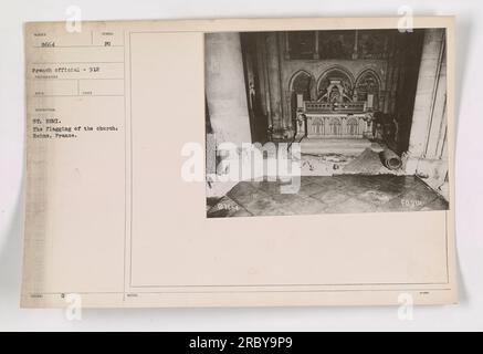 Soldaten hissen die amerikanische Flagge in St. Remi-Kirche in Reims, Frankreich im Ersten Weltkrieg Dieses Foto mit der Nummer 111-SC-8664 wurde von Munger aufgenommen und als offizielles Foto unter dem Symbol FO912 ausgestellt. Das Bild zeigt die Bedeutung der Kirche als Symbol der Beharrlichkeit und Hoffnung während des Krieges. Stockfoto