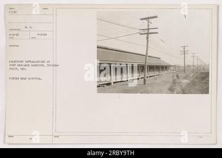 Soldaten des Signalkorps (S.C.), die Telefonkabel in der Nähe des Krankenhauses in Fort Benjamin Harrison in Indianapolis, Indiana, installieren. Dieses Foto wurde am 1. März 1919 von dem Fotografen Rico aufgenommen. Stockfoto