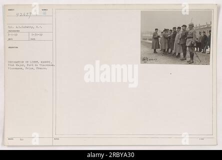 CPL.A.L. Lubatty vom Signalkorps erhält eine Auszeichnung von Lieutenant Massui vom Etat Major in Fort de Vincennes in Vincennes, seine, Frankreich. Dieses Foto wurde am 1. März 1919 aufgenommen. (Hinweis: Der Betroffene hat das Foto mit der Beschreibung am 31. Januar 1919 erhalten.) Stockfoto