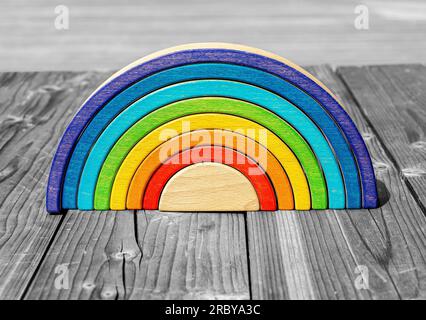 Regenbogenspielzeug, farbiges montessori-Spiel. Stockfoto