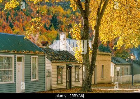 Alte Häuser in der historischen Goldgräberstadt Arrowtown im Herbst, Arrowtown, Otago, Neuseeland, Südwestpazifik Stockfoto