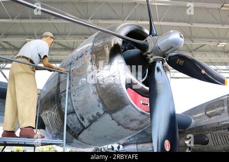 Scheinarbeiter neben einem Motor der USAF Boeing B-29 Superfortress T-Square 54 WW2 Schwerbomber Seattle Washington State USA Stockfoto