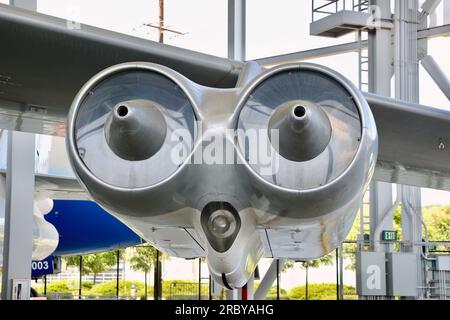 Nahaufnahme der auf dem Pod montierten Motoren eines mittleren Bombers der USAF Boeing WB-47E Stratojet, ausgestellt im Museum of Flight Seattle Washington State USA Stockfoto