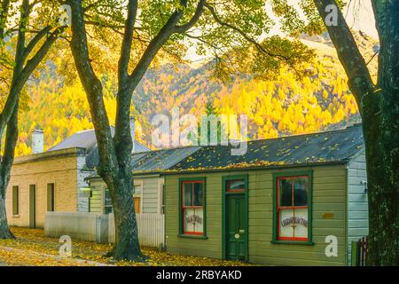 Alte Häuser in der historischen Goldgräberstadt Arrowtown im Herbst, Arrowtown, Otago, Neuseeland, Südwestpazifik Stockfoto