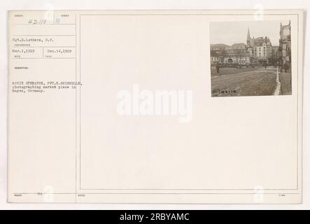 Sergeant H. Lothers, Mitglied des Signalkorps, wird in Mayen gesehen, wie er eine Filmkamera bedient. Das Foto wurde am 1. März 1919 aufgenommen und zeigt Pvt. B. Grinnelle, die den Marktplatz fotografiert. Dieses Bild erhielt die Nummer 42110 und erhielt am 14. Dezember 1918. Die Details wurden in den Hinweisen dokumentiert. Stockfoto