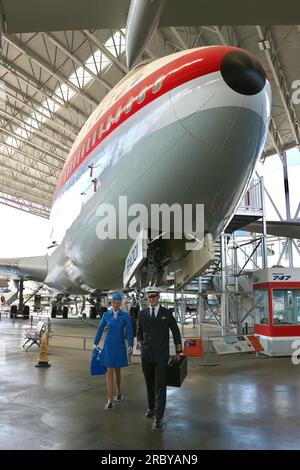 Skulpturen eines Piloten und einer Stewardess vor dem ersten Jumbo Jet RA001 Boeing 747-121 Flugzeug The Museum of Flight Seattle Washington State USA Stockfoto